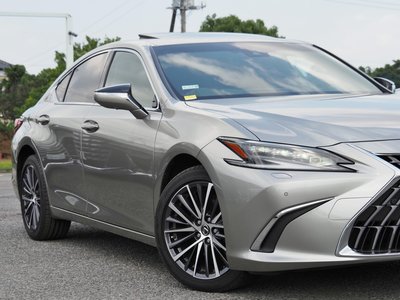 2025 Lexus ES photo 10