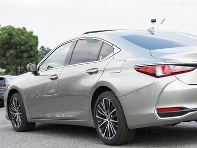 2025 Lexus ES photo 13