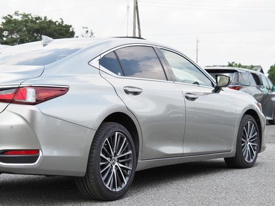 2025 Lexus ES photo 12