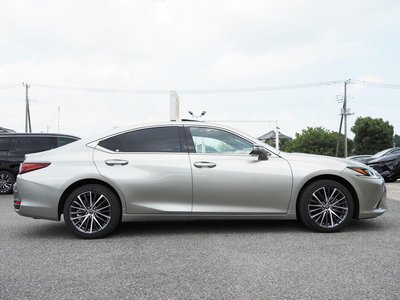 2025 Lexus ES photo 9