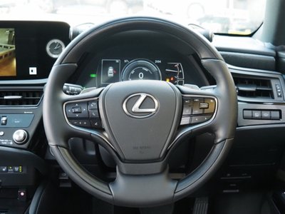 2025 Lexus ES thumbnail 32