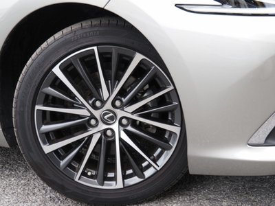 2025 Lexus ES photo 15