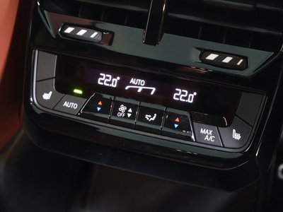 2025 BMW IX thumbnail 40
