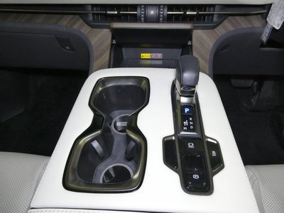 2024 Lexus LM photo 15