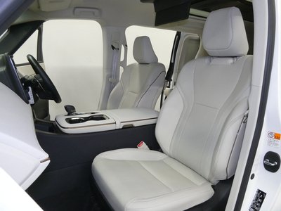 2024 Lexus LM thumbnail 22