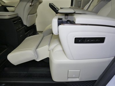 2024 Lexus LM thumbnail 27