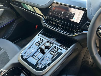 2025 Aston Martin DBX — миниатюра 28