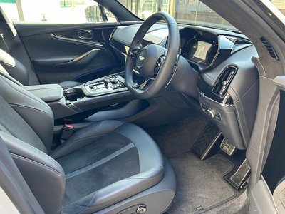 2025 Aston Martin DBX — миниатюра 25