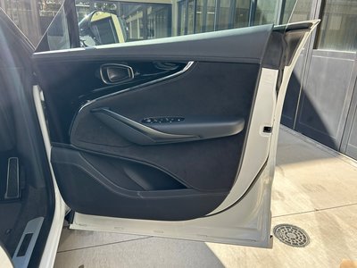 2025 Aston Martin DBX — миниатюра 21