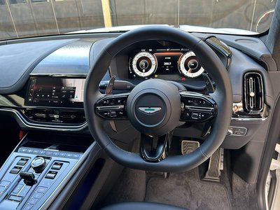 2025 Aston Martin DBX — миниатюра 27