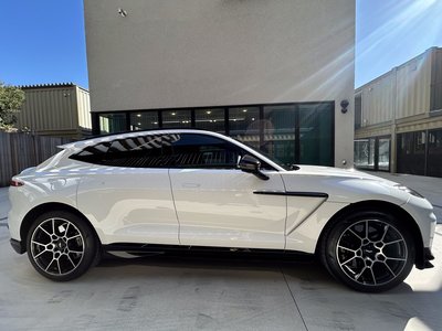 2025 Aston Martin DBX — фото 3