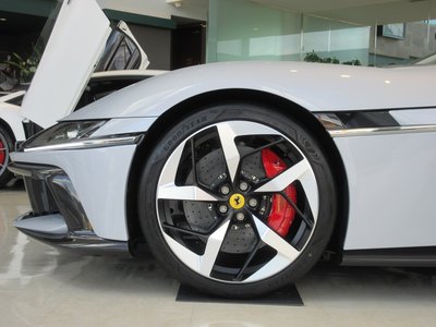 صورة 10 لـ 2025 Ferrari 12 CILINDRI