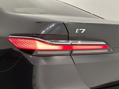 2025 BMW I7 thumbnail 17