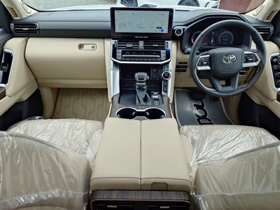 2025 Toyota LAND CRUISER 300 thumbnail 10