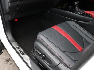 صورة 17 لـ 2023 Lexus UX