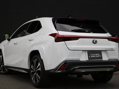 صورة 8 لـ 2023 Lexus UX
