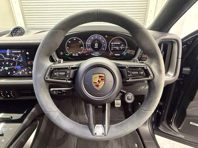 2025 Porsche CAYENNE photo 9