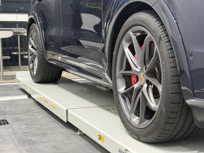 2025 Porsche CAYENNE photo 7