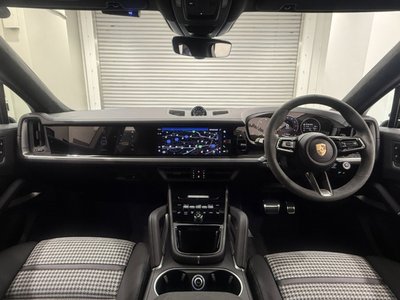 2025 Porsche CAYENNE photo 10