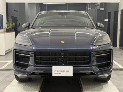 2025 Porsche CAYENNE photo 2