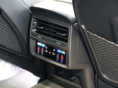 2025 AUDI Q8 thumbnail 30