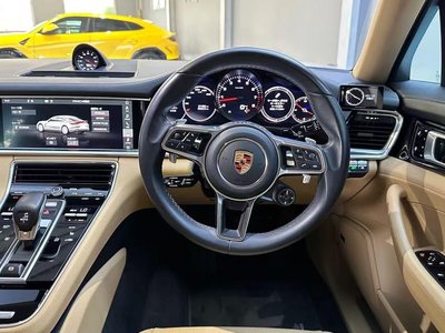 2019 Porsche PANAMERA photo 5