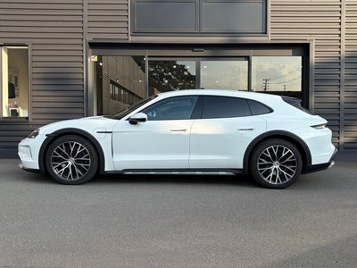 2025 Porsche TAYCAN photo 3