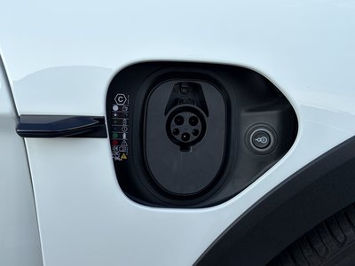 2025 Porsche TAYCAN thumbnail 26