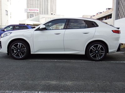 2026 BMW IX2 photo 5