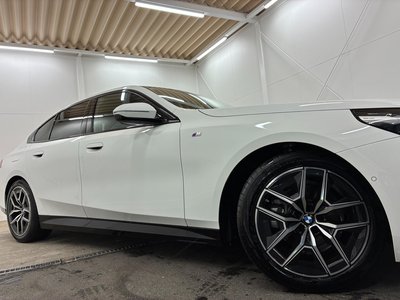 2025 BMW 5 SERIES 照片 8