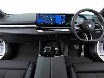 2025 BMW 5 SERIES TOURING 照片 2