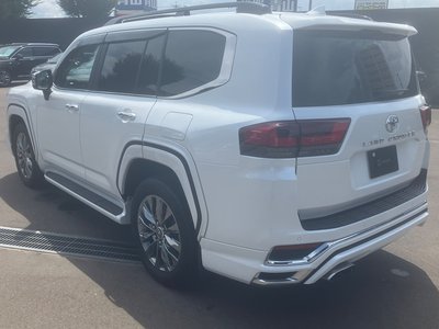 2023 Toyota LAND CRUISER 300 photo 4