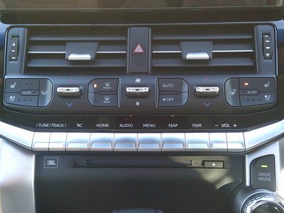 صورة 72 لـ 2023 Toyota LAND CRUISER 300