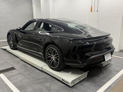 2025 Porsche TAYCAN photo 6