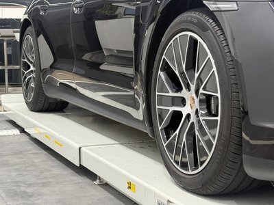 2025 Porsche TAYCAN photo 7