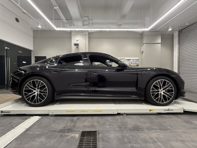 2025 Porsche TAYCAN photo 3
