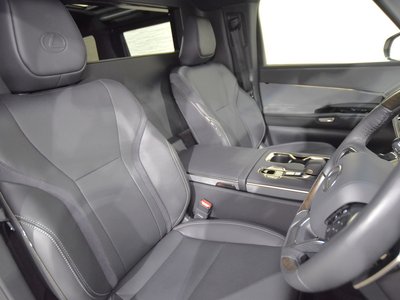 2024 Lexus LM photo 19
