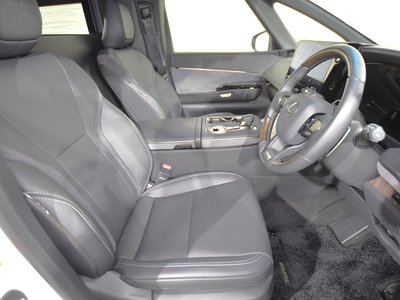 2024 Lexus LM photo 18