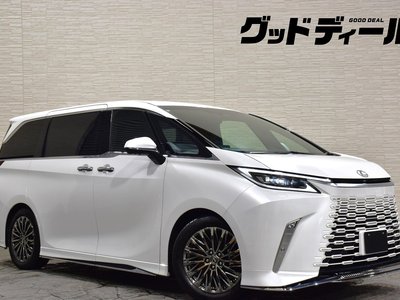 2024 Lexus LM photo 2