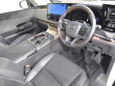 2024 Lexus LM photo 17