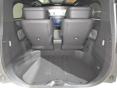 2024 Lexus LM photo 25