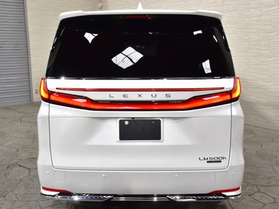 2024 Lexus LM photo 11