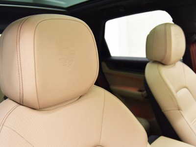 2024 Porsche CAYENNE thumbnail 18
