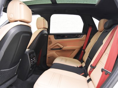 2024 Porsche CAYENNE thumbnail 26