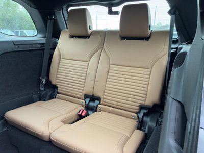 2024 LAND Rover DISCOVERY photo 3