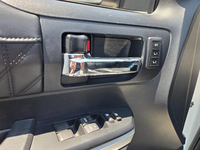 2014 Toyota TUNDRA thumbnail 32