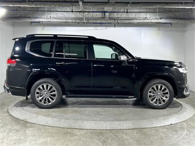 صورة 37 لـ 2023 Toyota LAND CRUISER 300