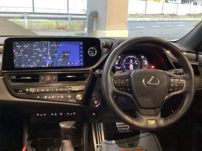 2022 Lexus ES photo 2