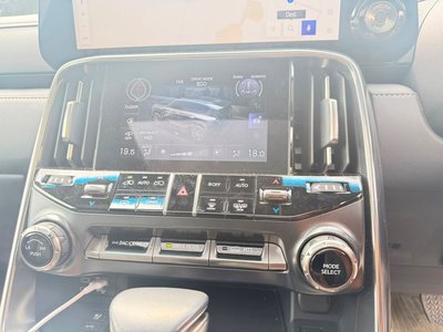 2025 Lexus LX — миниатюра 26