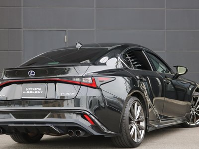 2022 Lexus IS photo 10